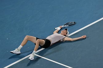 Italy's Jannik Sinner celebrates his victory against Russia's Daniil Medvedev during their men's singles final match on day 15 of the Australian Open tennis tournament in Melbourne on January 28, 2024. (Photo by Paul Crock / AFP) / -- IMAGE RESTRICTED TO EDITORIAL USE - STRICTLY NO COMMERCIAL USE --
