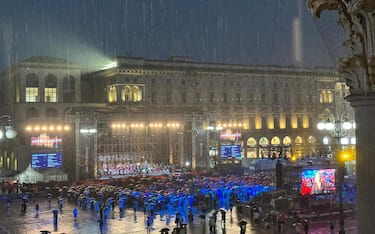 Piazza Duomo con il nubifragio in corso prima del concerto della Filarmonica della Scala, 09 giugno 2024.
ANSA/ BIANCA MARIA MANFREDI