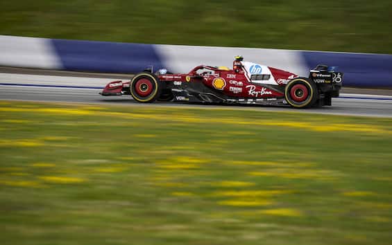 https://static.sky.it/editorialimages/f43e584b4c82ff781c448f2970ba745b18001871/skysport/it/motori/formula-1/video/2025/06/27/f1-gp-austria-bobbi-commento-video/hamilton-ferrari-ipa.jpg?im=Resize,width=565