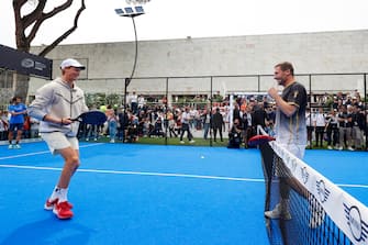 Jannik Sinner (S) e Francesco Totti si sfidano sul campo di padel nell ambito degli Internazionali di Tennis, Roma 15 maggio 2023. ANSA/FABIO FRUSTACI