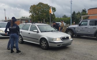 Polizia e militari controllano i confini al valico di Fernetti, il principale al confine tra Italia e Slovenia in sospensione del Trattato di Schengen, 21 ottobre 2023. 
ANSA/Micol Brusaferro