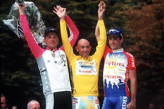 Gesamtwertung Tour de France 1998: Gesamtsieger Marco Pantani (Italien Mercatone Uno, Mitte) zwischen dem Zweitplatzierten Jan Ullrich (Deutschland Team Telekom, li.) und dem Drittplatzierten Bobby Julich (USA Cofidis) Radsport Herren Tour de France 1998, Straßenradsport, Straße, Rad, Vdia Gruppe Paris Freude,