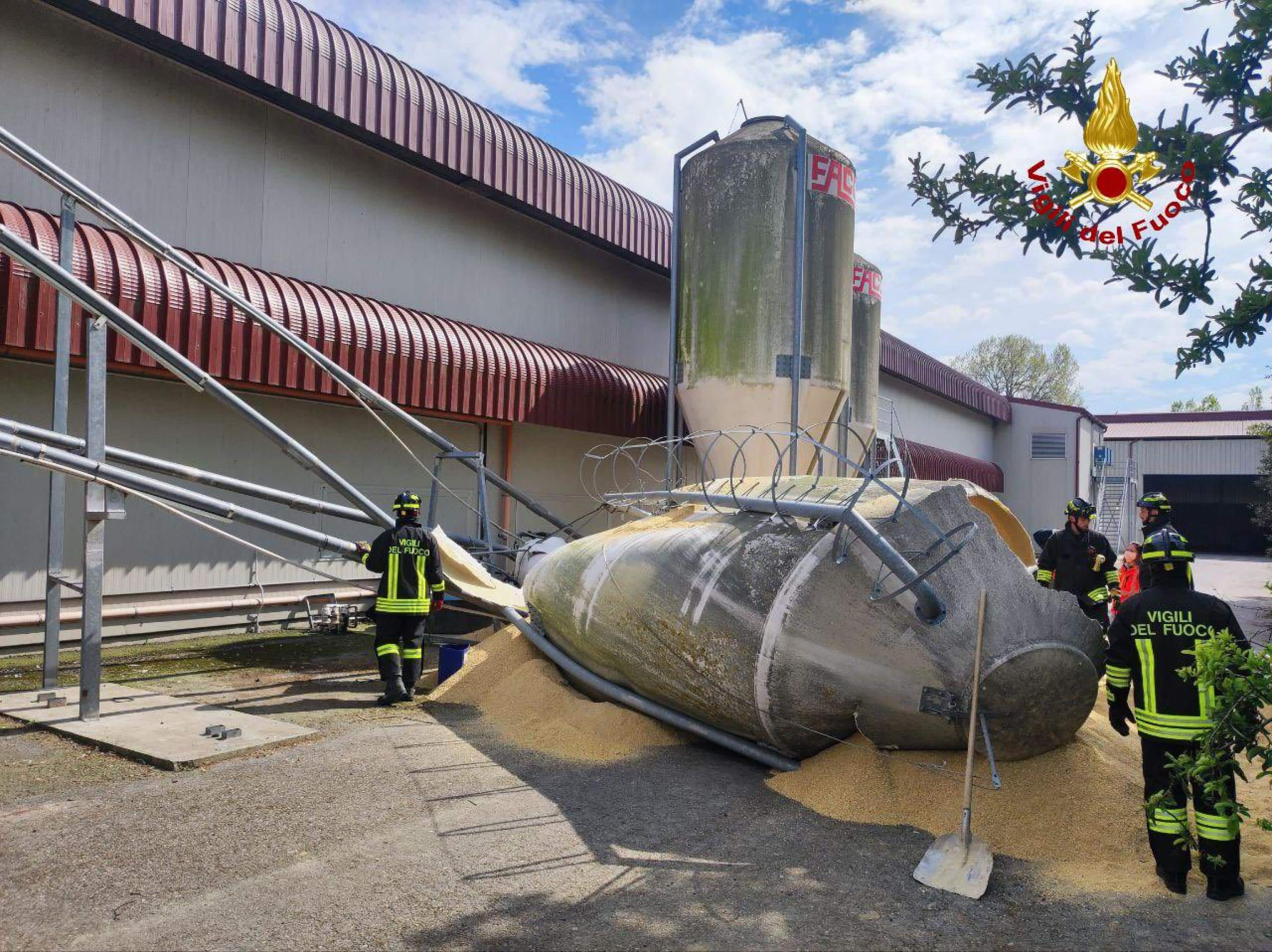 Tre persone sono morte in un incidente che si è verificato nei pressi di un'azienda agricola a Bertinoro, in provincia di Forlì, 07 aprile 2023. Secondo le prime informazioni dei vigili del fuoco, sarebbe crollato un silos di mangimi che ha investito un'auto sulla quale c'erano tre persone, che sono tutte decedute.
ANSA/VIGILI DEL FUOCO
+++ ANSA PROVIDES ACCESS TO THIS HANDOUT PHOTO TO BE USED SOLELY TO ILLUSTRATE NEWS REPORTING OR COMMENTARY ON THE FACTS OR EVENTS DEPICTED IN THIS IMAGE; NO ARCHIVING; NO LICENSING +++ NPK +++