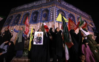 Festeggiamenti a Teheran Iranians wave flags as they celebrate in the streets of Tehran a missile attack that hit Tel Aviv on June 13, 2025. Israel's firefighting service said its teams were responding to several "major" incidents resulting from an Iranian missile attack, including efforts to rescue people trapped in a high-rise building. (Photo by Atta KENARE / AFP) (Photo by ATTA KENARE/AFP via Getty Images)
