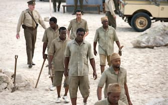 Idris Elba nel panni di Nelson Mandela in una scena del film Mandela - La lunga strada verso la libertà