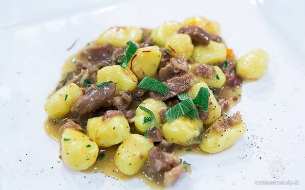 Gnocchi di riso e zafferano con ragù di vitello e ossobuco