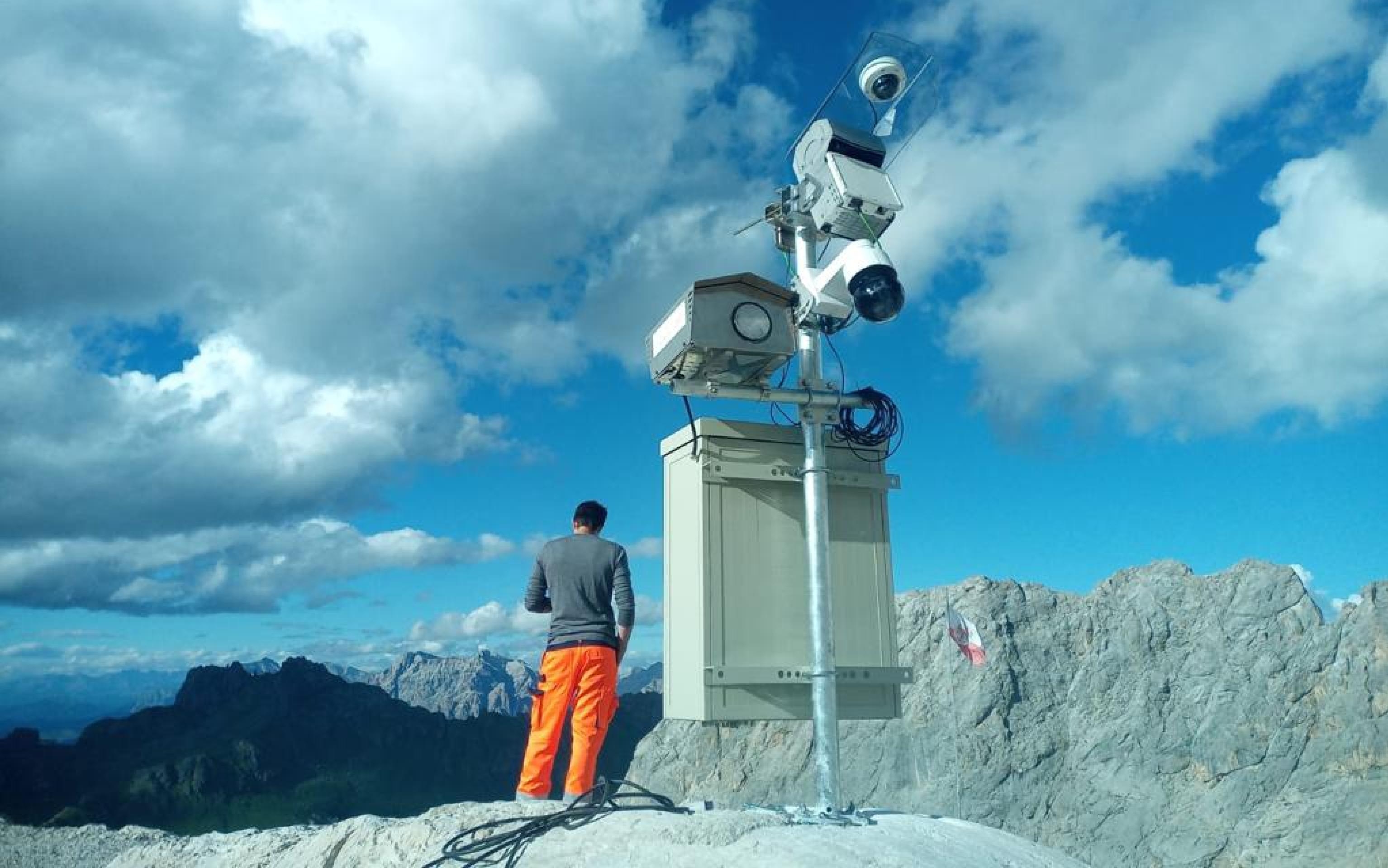 Sono operativi e per ora non hanno registrato movimenti i tre radar installati al Rifugio Marmolada dal Dipartimento Protezione civile, foreste e fauna della Provincia autonoma di Trento con la supervisione del geologo Nicola Casagli. La strumentazione permetterà di capire cosa sta succedendo e di fornire una maggiore sicurezza agli operatori che stanno portando avanti le operazioni di recupero, Trento, 6 Luglio 2022. ANSA/UFFICIO STAMPA PROVINCIA DI TRENTO

+++NO SALES, EDITORIAL USE ONLY+++