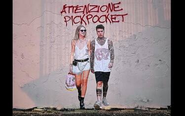  Il malinteso  (Misunderstanding): così ha intitolato il suo post su Facebook EvyRein in cui pubblica le foto del suo ultimo murales disegnato su un muro di Padova che riprende Chiara Ferragni e Fedez. E sopra la scritta: Attenzione Pickpocket (borseggiatori).
FACEBOOK/ EVYREIN
+++ATTENZIONE LA FOTO NON PUO' ESSERE PUBBLICATA O RIPRODOTTA SENZA L'AUTORIZZAZIONE DELLA FONTE DI ORIGINE CUI SI RINVIA+++ NPK +++