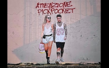  Il malinteso  (Misunderstanding): così ha intitolato il suo post su Facebook EvyRein in cui pubblica le foto del suo ultimo murales disegnato su un muro di Padova che riprende Chiara Ferragni e Fedez. E sopra la scritta: Attenzione Pickpocket (borseggiatori).
FACEBOOK/ EVYREIN
+++ATTENZIONE LA FOTO NON PUO' ESSERE PUBBLICATA O RIPRODOTTA SENZA L'AUTORIZZAZIONE DELLA FONTE DI ORIGINE CUI SI RINVIA+++ NPK +++