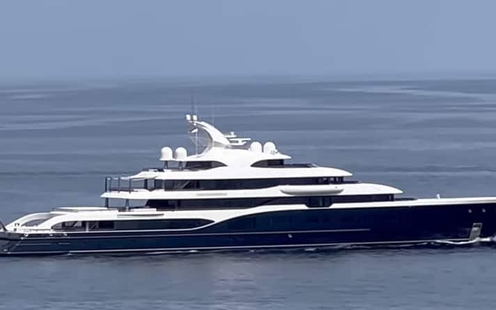 Il super yacht del miliardario Arnault “respinto” a Napoli: troppo