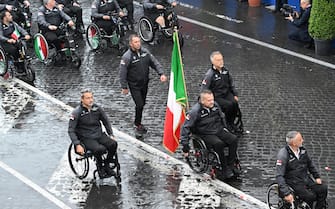 Il Gruppo Sportivo Paralimpico della Difesa durante un momento della Parata militare del 2 Giugno in via dei Fori Imperiali a Roma, 2 giugno 2024. ANSA/CLAUDIO PERI