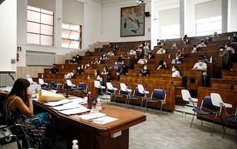 Foto Cecilia Fabiano /LaPresse
06-09-2022 Roma, Italia - Cronaca - Prove nazionali di ammissione ai corsi ad accesso programmato in Medicina e Chirurgia
Nella Foto : gli studenti all’Università La Sapienza 
September 6, 2022 Rome Italy - News - National admission tests to restricted access courses in Medicine and Surgery
- In The Photo: Students at Sapienza University 