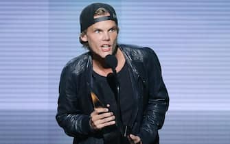 avicii performs/speaks onstage at the 2013 American Music Awards held at Nokia Theatre L.A. Live on November 24, 2013 in Los Angeles, California.