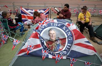 epa10608568 Fans of the Royal family gather on The Mall in London, Britain, 04 May 2023. Britain's King Charles III's Coronation takes place at Westminster Abbey in London on 06 May 2023.  EPA/CATHAL MCNAUGHTON