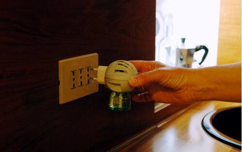 INSETTICIDA ELETTRICO CONTRO LE ZANZARE, INSETTICIDA (MILANO - 2008-06-12, Mimmo Carulli) p.s. la foto e' utilizzabile nel rispetto del contesto in cui e' stata scattata, e senza intento diffamatorio del decoro delle persone rappresentate