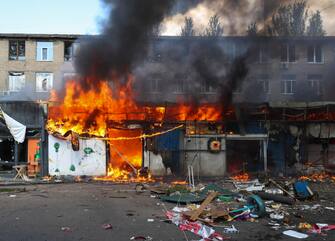 epa10844587 Flames rise at the scene of a Russian strike on a market in Kostyantynivka, Donetsk region, Ukraine, 06 September 2023. At least 17 people died and 32 others were injured after Russian shelling targeted a market in Kostyantynivka, Ukraine s National Police confirmed.  EPA/ALEX BABENKO