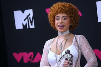 Ice Spice attends the Press Room with the award at The 2023 MTV VMA at the Prudential Center in Newark, NJ on September 12, 2023. Photo by Charles Guerin/ABACAPRESS.COM