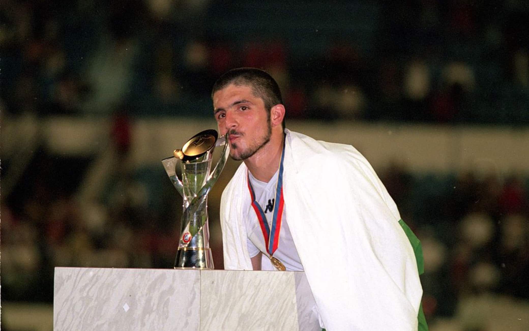 Gattuso bacia il trofeo vinto con l'Italia Under 21 nel 2000 proprio in Slovacchia