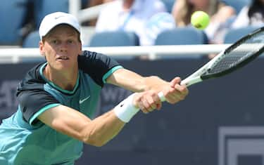 epa11553520 Jannick Sinner of Italy in action against  Andrey Rublev of Russia during the quarter final round of the Cincinnati Open at the Lindner Family Tennis Center in Mason Ohio, USA, 17 August 2024.  EPA/MARK LYONS