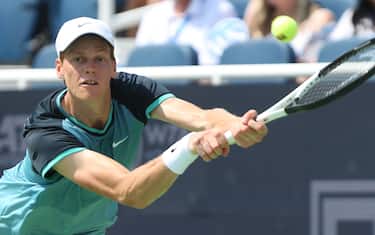epa11553520 Jannick Sinner of Italy in action against Andrey Rublev of Russia during the quarter final round of the Cincinnati Open at the Lindner Family Tennis Center in Mason Ohio, USA, 17 August 2024. EPA/MARK LYONS