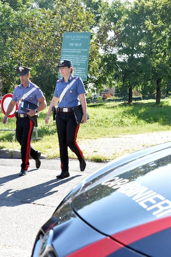 Sopralluogo dei carabinieri nel parco di via Ovidio, all'angolo con via Roma, dove nella notte c'è stata una sparatoria in strada, Cologno Monzese, 7 agosto 2023. ANSA/ SERGIO PONTORIERO