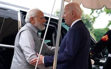 epa10704904 US President Joe Biden (C) welcome Indian Prime Minister Narendra Modi (L) ahead of a dinner at the White House in Washington, DC, USA, 21 June 2023.  EPA/Yuri Gripas / POOL