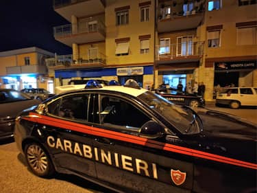 Una automobile dei carabinieri di fronte alla palazzina dove madre e figlio, rispettivamente di 79 e 54 anni, sono stati trovati morti, in via Gramsci a Chiaravalle (Ancona), 15 maggio 2024. ANSA/ GIUSY MARINELLI