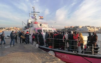 Nuovo record di sbarchi a Lampedusa, con oltre 2mila migranti in 24 ore. Sono 267 gli ultimi approdati sull'isola, fra la notte e l'alba di oggi, dopo che 6 dei 7 barchini sui quali viaggiavano sono stati soccorsi dalla ong Louise Michel e dalle motovedette di Capitaneria e Guardia di finanza. Ieri, sull'isola di Lampedusa, si sono registrati 43 sbarchi con un totale di 1.778 persone. All'hotspot di contrada Imbriacola, da dove ieri sono state trasferite complessivamente 525 persone, al momento ci sono 1.831 ospiti a fronte di poco meno di 400 posti, 25 marzo 2023. ANSA/CONCETTA RIZZO