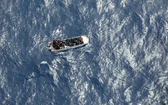 Migranti: Sea Watch, barcone in difficoltà, onde spaventose
