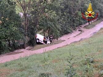 Il maltempo oggi ha colpito anche il Modenese, piogge intense soprattutto nella zona di Prignano, dove l'acqua ha creato disagi sulla provinciale 24 creando allagamenti. Stesso problema anche sulla provinciale 23 in località La Volta di Saltino, sempre a Prignano sulla Secchia, 13 giugno 2023. ANSA/US VIGILI DEL FUOCO +++ NO SALES, EDITORIAL USE ONLY ++++ NPK ++++