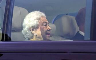 la regina Elisabetta a bordo di una Range Rover