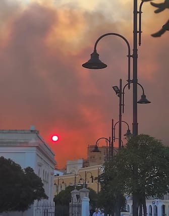 Un incendio è divampato a Santa Cesarea Terme, in provincia di Lecce, con le fiamme alimentate dal vento che sono quasi a ridosso del paese, 02 ottobre 2023. Anche alcuni abitanti della zona sono stati fatti allontanare dalle loro case per essere spostati in aree più sicure. 
ANSA/STEFANIA CONGEDO