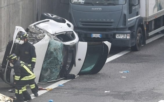 Milano, scontro auto-camion sulla A52: due morti e due feriti | Sky TG24