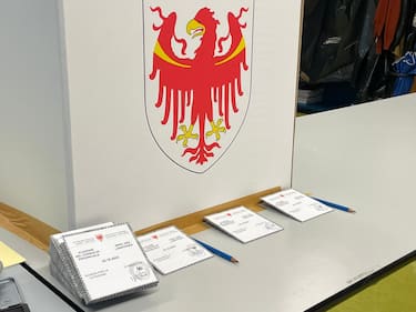 L'urna dove vengono raccolte le schede elettorali si recano alle urne per votare per le elezioni provinciali a Bolzano, 22 ottobre 2023. 
ANSA/G.NEWS ELEZIONI VOTAZIONI URNA SCHEDA ELETTORALE GENERICHE