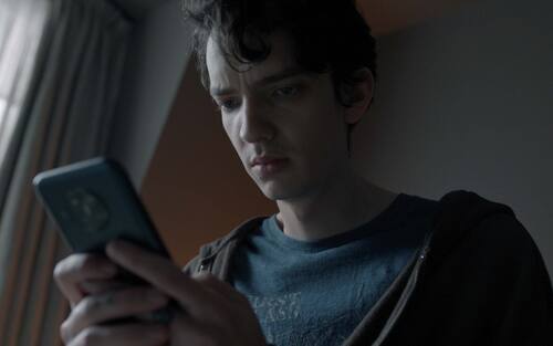 Kodi Smit-McPhee in una scena di Disclaimer