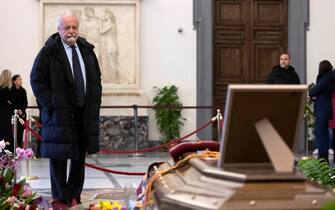 Aurelio De Laurentiis alla camera ardente di Maurizio Costanzo allestita presso la Sala della Protomoteca in Campidoglio, Roma, 26 febbraio 2023. ANSA/ MASSIMO PERCOSSI