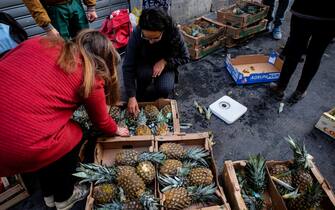 Via Termopili, una associazione raccoglie cibo durante il mercato per poi ridistribuirlo alle persone in difficolta (Milano - 2016-12-09, Luca Matarazzo) p.s. la foto e' utilizzabile nel rispetto del contesto in cui e' stata scattata, e senza intento diffamatorio del decoro delle persone rappresentate