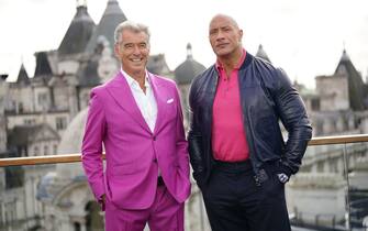 Dwayne Johnson e Pierce Brosnan