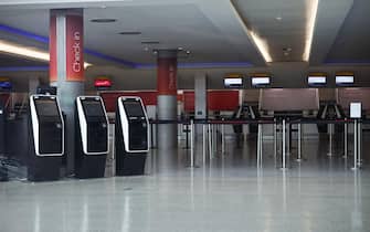 epa11978014 An empty check in hall at Heathrow Airport in London, Britain, 21 March 2025. Heathrow Airport on 21 March announced it would be closed all day, following a power outage 'due to a fire at an electrical substation supplying the airport'.  EPA/TOLGA AKMEN