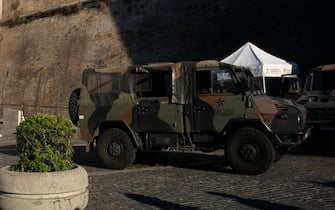 Un veicolo dell esercito italiano davanti all entrata dei Musei Vaticani 
Danilo Schiavella/ANSA