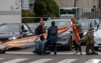 Foto Stefano Porta/LaPresse 16-10-2023 Milano, Italia - Cronaca - Gli attivisti di Ultima Generazione bloccano il traffico all’incrocio fra Viale Scarampo e Via Colleoni

October 16, 2023 Milan, Italy - News - Gli attivisti di Ultima Generazione bloccano il traffico all'incrocio tra Viale Scarampo e Via Colleoni