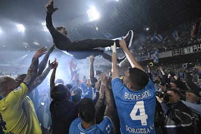 SSC Napoli s coach Antonio Conte celebrates the Scudetto, the trophy of Italian Serie A Championship, at the end of the Italian Serie A soccer match SSC Napoli vs Cagliari Calcio in Naples, Italy, 23 May 2025.
ANSA/CIRO FUSCO