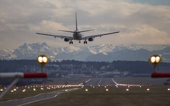 Airplane landing in Zürich