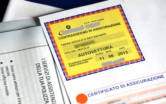 Milano, aumento dei premi per la stipula di polizze assicurative. Nella foto il contrassegno di assicurazione