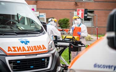 Milano - Emergenza COVID-19 - Pronto Soccorso dell'Ospedale Niguarda, fila di Ambulanze e personale sanitario. Sanificazione di un'ambulanza (Marco Passaro/Fotogramma, Milano - 2020-10-24) p.s. la foto e' utilizzabile nel rispetto del contesto in cui e' stata scattata, e senza intento diffamatorio del decoro delle persone rappresentate