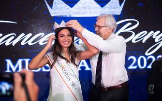 E' una piemontese la Miss Italia 2023: Francesca Bergesio, 19 anni, di Cervere, in provincia di Cuneo. La proclamazione questa sera a Salsomaggiore Terme dove il concorso di bellezza è tornato dopo 13 anni, 11 novembre 2023.   NPK   ANSA / Ufficio stampa Miss Italia  +++ ANSA PROVIDES ACCESS TO THIS HANDOUT PHOTO TO BE USED SOLELY TO ILLUSTRATE NEWS REPORTING OR COMMENTARY ON THE FACTS OR EVENTS DEPICTED IN THIS IMAGE; NO ARCHIVING; NO LICENSING +++