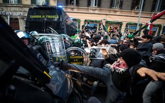 Scontri tra la polizia e alcuni manifestanti durante la manifestazione pro Palestina, in piazzale Ostiense a Roma, 5 ottobre 2024. ANSA/ANGELO CARCONI  - - - - - - - - - - - - - - - - - Clashes between police and some demonstrators during the pro-Palestine demonstration in piazzale Ostiense in Rome, 5 October 2024. ANSA/ANGELO CARCONI