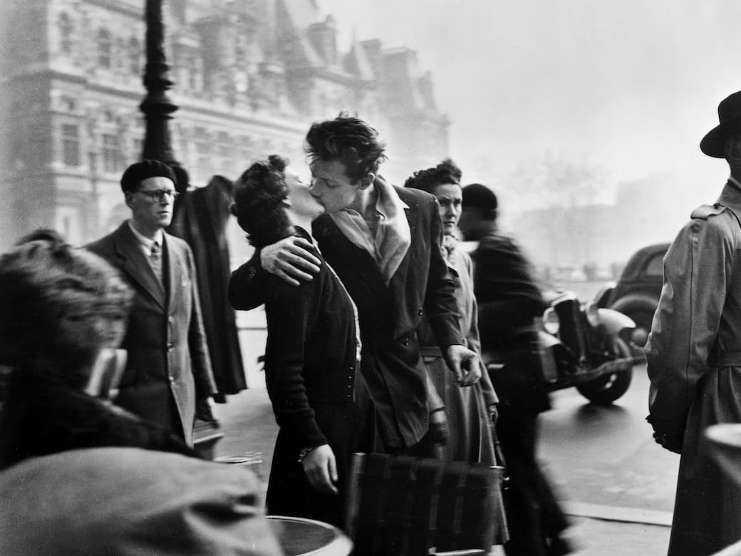 Le_baiser_de_l’Hôtel_de_Ville_Paris_1950_©_Robert_Doisneau_.jpeg