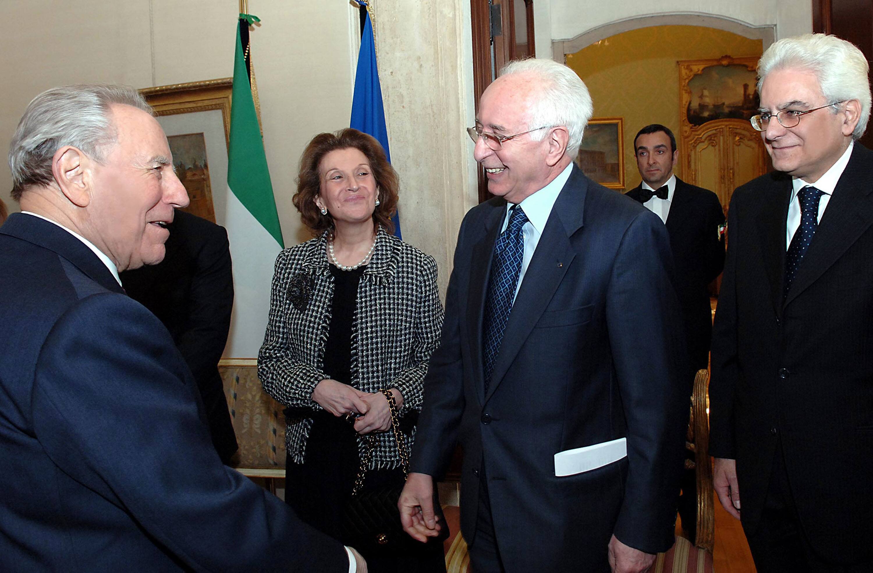 Roma-Il Presidente della Repubblica Carlo Azeglio Ciampi,nella foto con Irma Mattarella,Guido Bodrato e Sergio Mattarella,stamane 11 marzo 2005 a Montecitorio,in occasione della presentazione del volume contenente gli scritti ed i discorsi di Piersanti Mattarella a 25 anni della scomparsa.(foto di Enrico Oliverio-Ufficio Stampa della Presidenza della Repubblica)