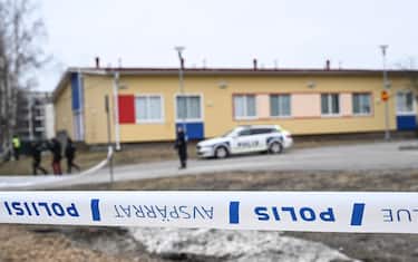 epa11255221 Polioce at the scene of a school shooting in Vantaa, Finland, 02 April 2024. Three children aged twelve have been wounded in a shooting at the school, police said. The suspect, also aged 12, fled the scene but was later arrested.  EPA/KIMMO BRANDT